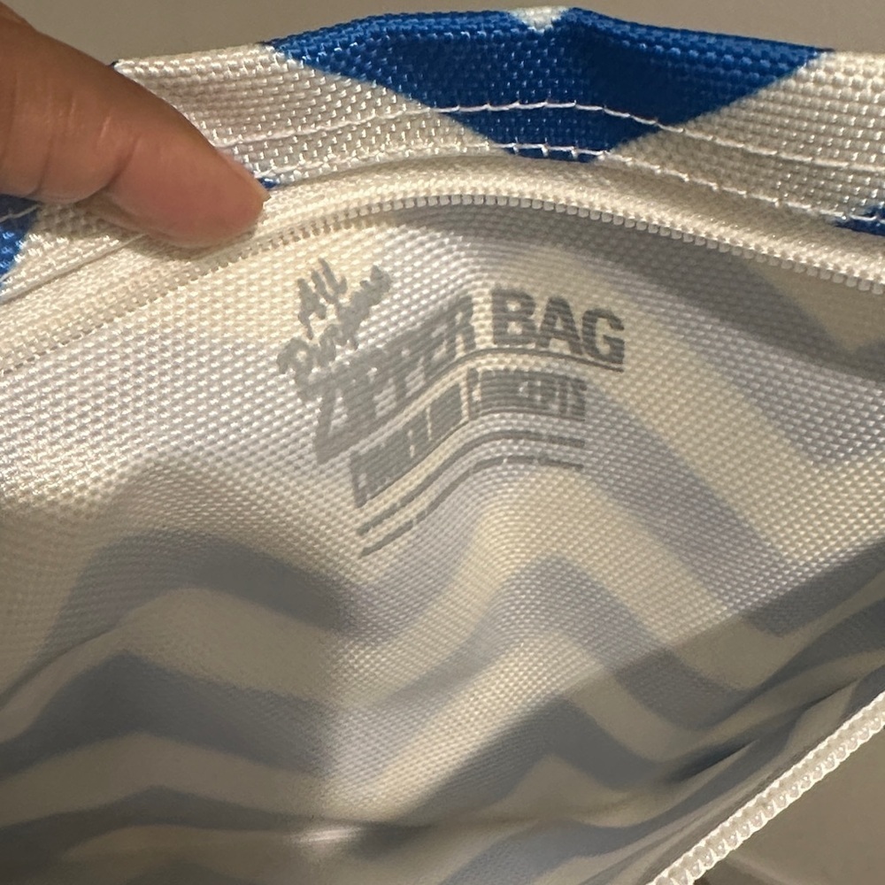 ALOHA Collection Blue and White Zipper Bag - Picture 2 of 6